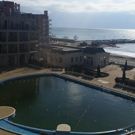 Private 1st Line 아파트